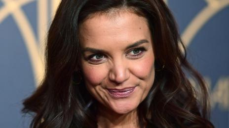 Кейти Холмс се фука с тениска, проектирана от гаджето ѝ