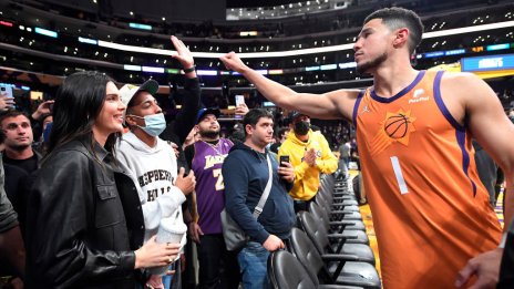 Кендъл Дженър и Девин Букър пренесоха любовта си на баскетболното игрище