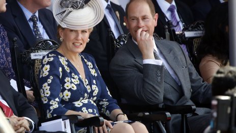 Сатен с флорални мотиви – сред предпочитаните материи за пролетта