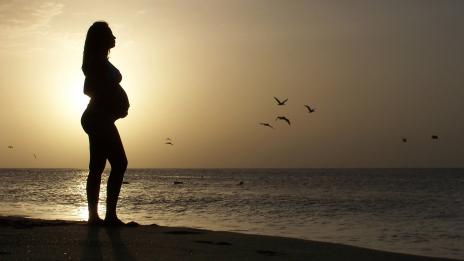 Бременна и по бански: Веси Бонева откри летния сезон