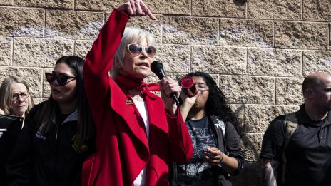 Звезди зоват хората да гласуват, тренират с Джейн Фонда