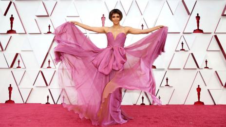 Хали Бери отпразнува Pride с прозрачна пола в цветовете на дъгата