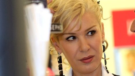 Семейна приказка – Мари на Гала работи неуморно с бебе на ръце, водещата се радва на първото си внуче 