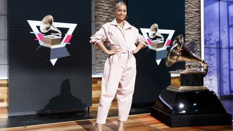 Алиша Кийс посрещна пролетта по бански