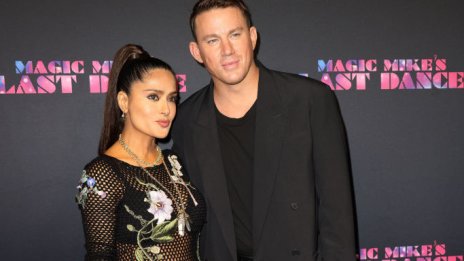 Стриптийзът на Салма! 56-годишната звезда се появи в мрежеста рокля, прегърнала Чанинг Тейтъм