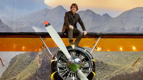 Мисията възможна – Том Круз с рекорд на Гинес за най-много горящи скокове с парашут