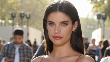 Сара Сампайо позира по бикини на фона на романса си със сина на Джак Никълсън