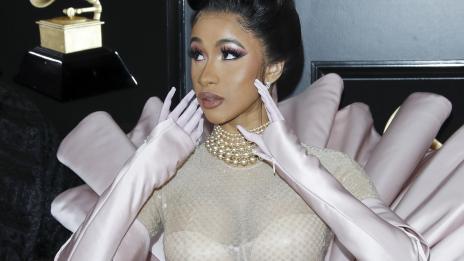 Карди Би говори за проблемното си акне в Twitter