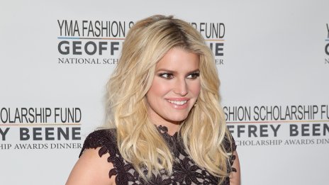 Джесика Симпсън се завърна на сцената с нова секси прическа