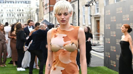 Чудновата мода: Ема Корин се появи с удивителен сутиен от балони!