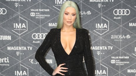 Лято 2022 – Иги Азалия с рокля по актуален тренд