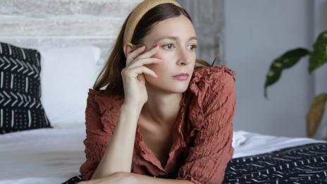 Лесни прически: Как да носите диадема тази зима?