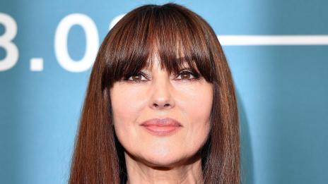 Моника Белучи украси корица на празничен брой на издание