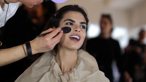 Какво стои зад лъскавия живот на модела?