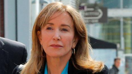 „Отчаяната съпруга“ Фелисити Хъфман влезе в затвора