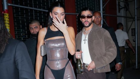 Разголената Кендъл Дженър купонясва с новия си красавец Bad Bunny