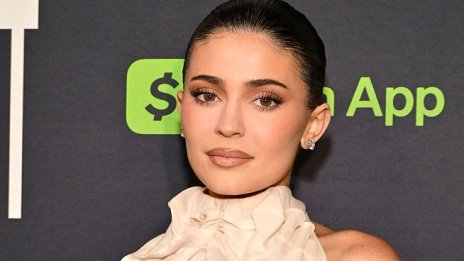 Кайли Дженър позира топлес и пуши цигара, докато разкрива желанието си за още деца