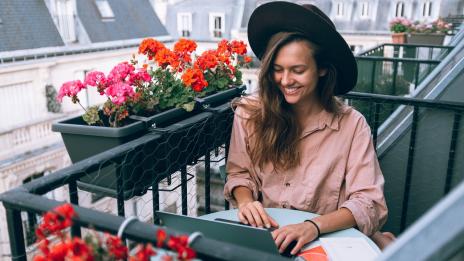 Есенни тенденции: 6 вида шапки, които ще са популярни през сезона