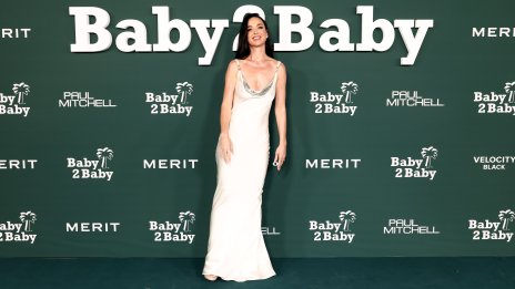 Кейти Пери впечатли със сатенена рокля на червения килим