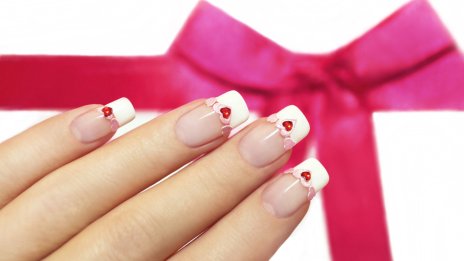Френски маникюр: 5 идеи за Свети Валентин