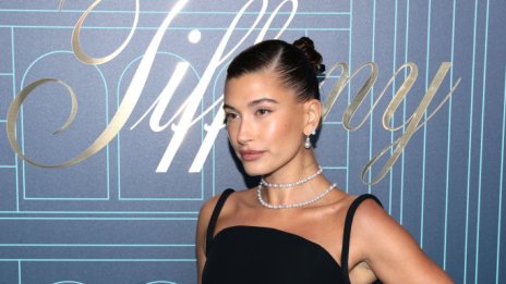 Загоряла и стегната: Хейли Бийбър изглеждаше супер секси в розова минирокля