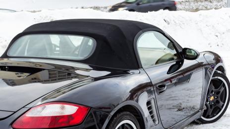 Константин подкара кабриолета си в снега