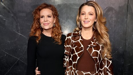 Блейк Лайвли в секси тоалет с принт на жираф и под ръка със сестра си