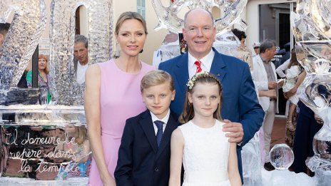 Дъщерята на принцеса Шарлийн, Габриела, е коледен ангел в снежнобяла рокля на рождения си ден