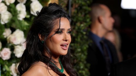 Смела и красива – Салма Хайек показа сивите си коси на червения килим