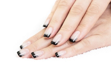 Маникюр за зимата: Френски с черни върхове