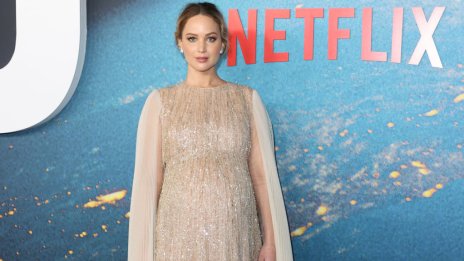 Бременната Дженифър Лорънс впечатли на червения килим