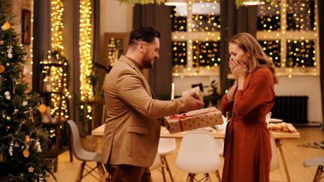 Коледен подарък за половинката: Какво да вземете, в зависимост от езика на любовта?