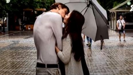 Целувка под дъжда по време на изолация – хит в социалните мрежи