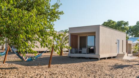 Безплатни чадъри и шезлонги за гостите в морските къщички на „Къмпинг Градина“