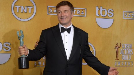 Филмът на Алек Болдуин ще продължи, въпреки обвиненията в убийство