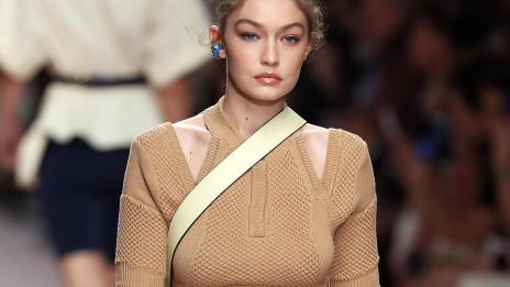 Модни находки за лятото – Джиджи Хадид и плетените ѝ блузки