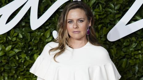 Алисия Силвърстоун се оплаква, че 9-годишният ѝ син е тормозен заради дългата си коса