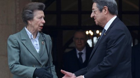 Принцеса Ан посети британски войници в Кипър