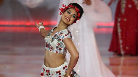 Заради коронавируса: Мис Англия се завърна към лекарската професия