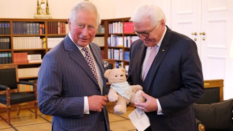 Крал Чарлз III, едно мече и травмите от детството