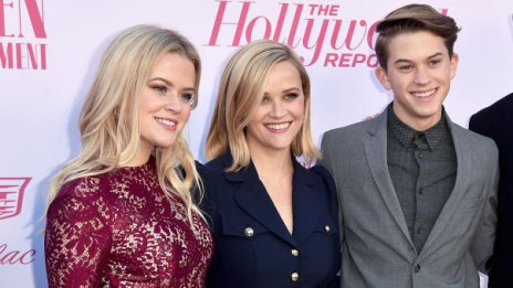 Рийз Уидърспун демонстрира топформа по сутиен и клин