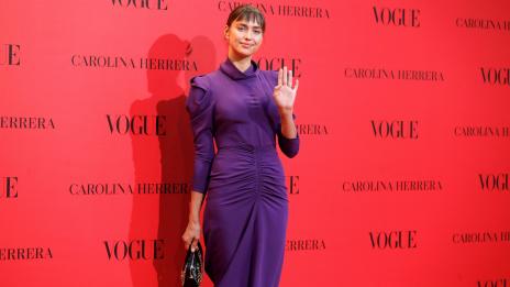 Код лилаво: Ирина Шейк и новото ѝ зимно палто 