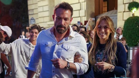 Дует в живота и на сцената: Бен Афлек пя коледни песни с Дженифър Лопес