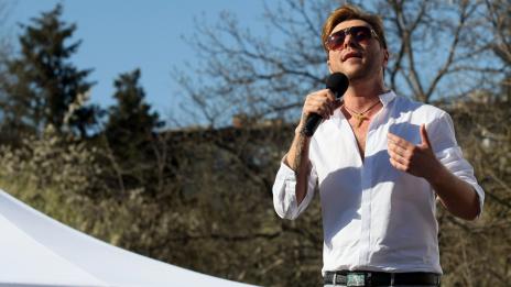 Миро разпуска в Албания с жена си