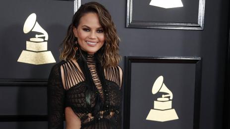 Криси Тейгън с прическа, вдъхновена от Дженифър Лопес