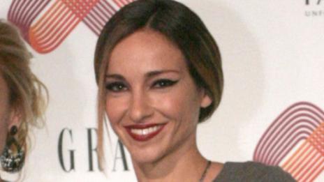 Алекс Раева показва супер тяло на плажа в Занзибар