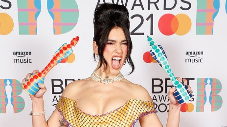 Летни трепети: Дуа Липа с цветно предложение за плажа