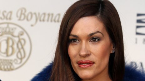 Теди Велинова показва топфигура и супер стил в цели бански костюми