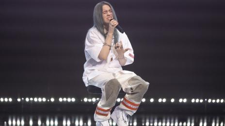 В интернет полудяха по обувките на Били Айлиш, скараха се за цвета им