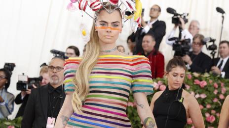 Кара Делевин с непоказвани кадри от площадката на „Приятели“